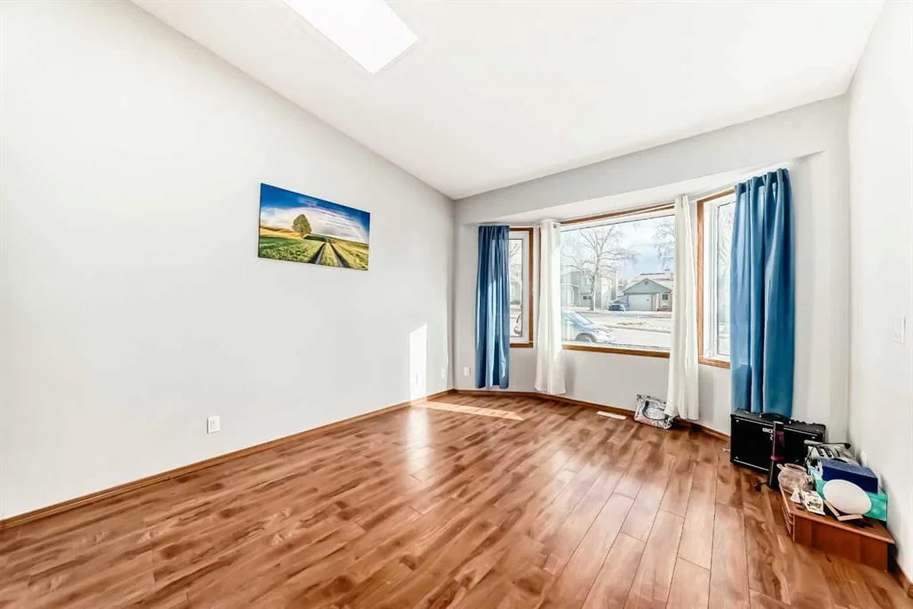 179 Hawkwood Boulevard NW, Calgary — photo 4 of 44