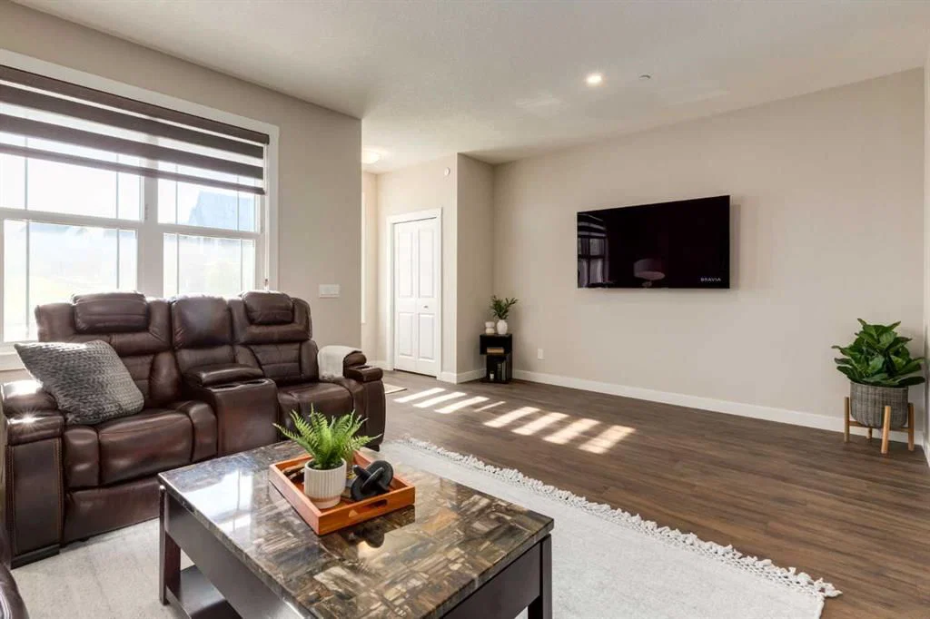 52 Lucas Street NW, Calgary — photo 3 of 47