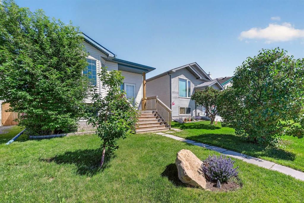 173 Martin Crossing Crescent NE, Calgary — photo 2 of 37