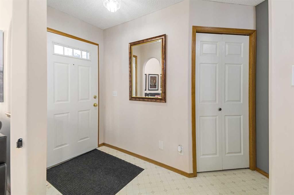 160 Douglas Ridge Green SE, Calgary — photo 3 of 30