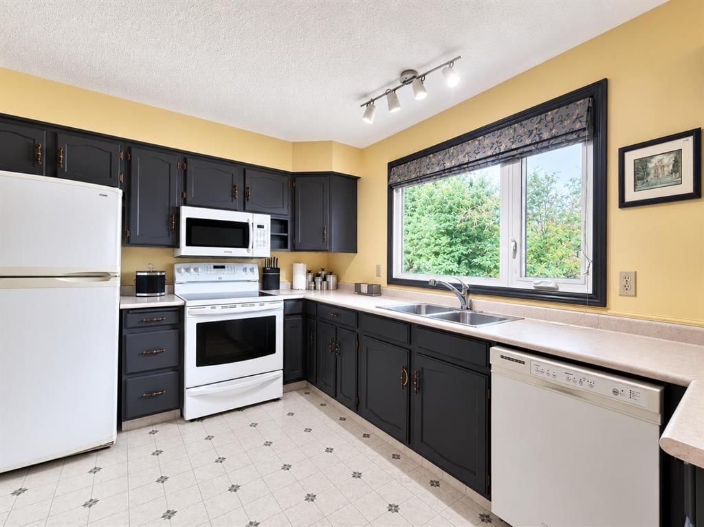 3135 60 Street NE, Calgary — photo 4 of 22