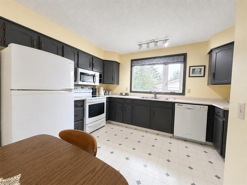 3135 60 Street NE, Calgary — photo 5 of 22