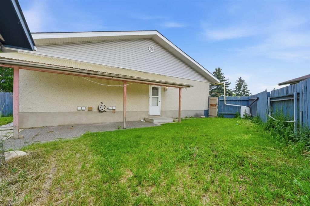 945 Marcombe Drive NE, Calgary — photo 2 of 23