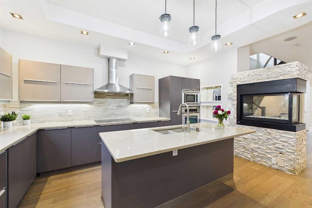 2430 28 Avenue SW, Calgary — photo 3 of 49