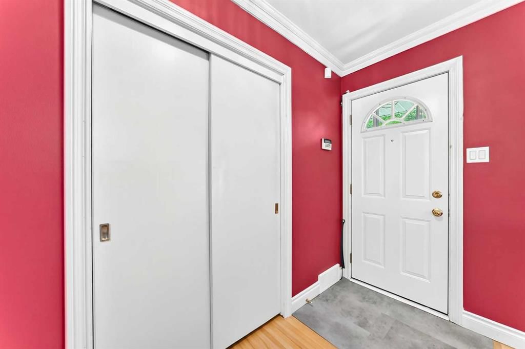 5608 Buckthorn Road NW, Calgary — photo 5 of 50