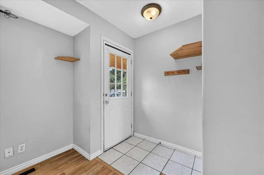 7804 34 Avenue NW, Calgary — photo 5 of 49