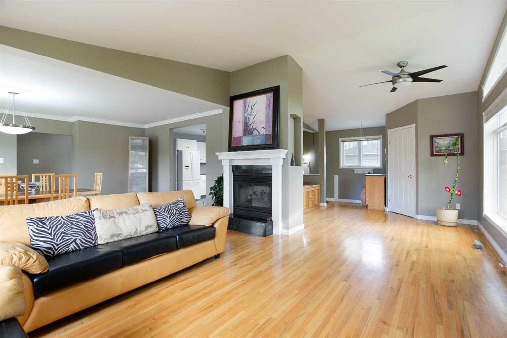 4 Wildwood Drive SW, Calgary — photo 5 of 28