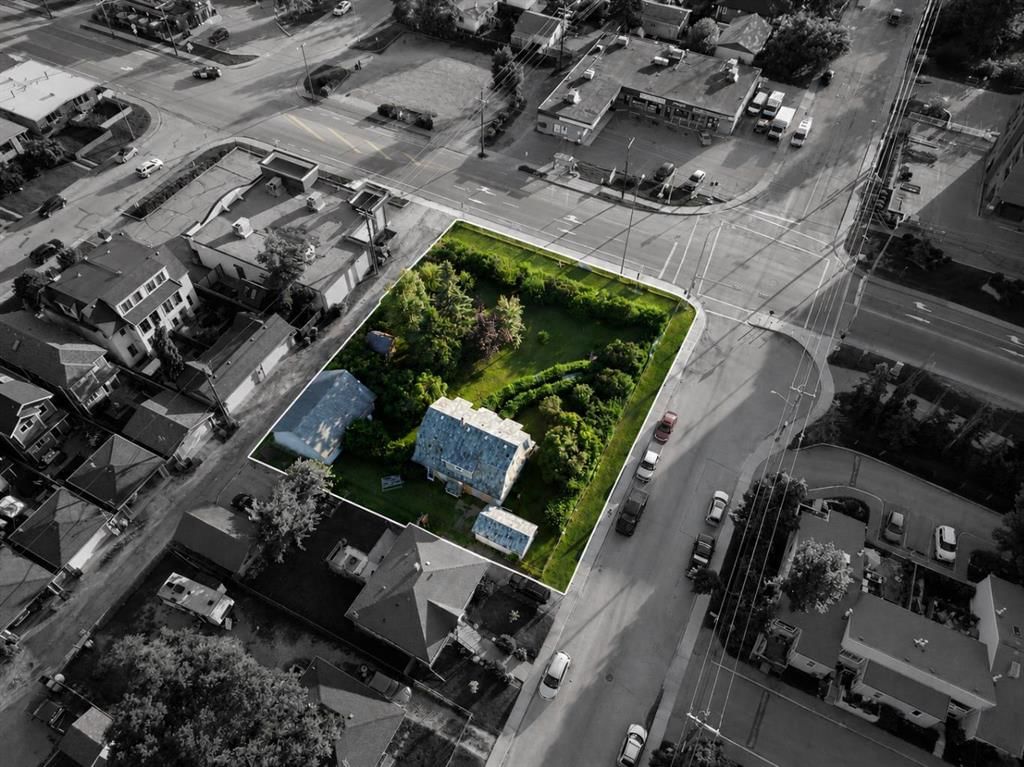 8539 48 Avenue NW, Calgary — main listing photo