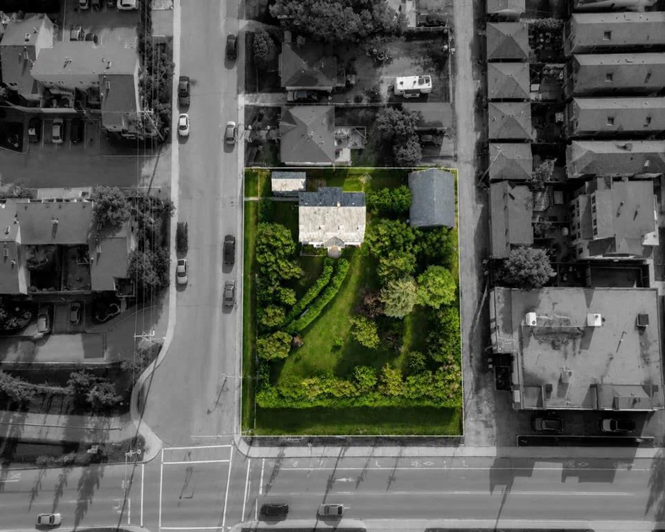 8539 48 Avenue NW, Calgary — photo 2 of 5