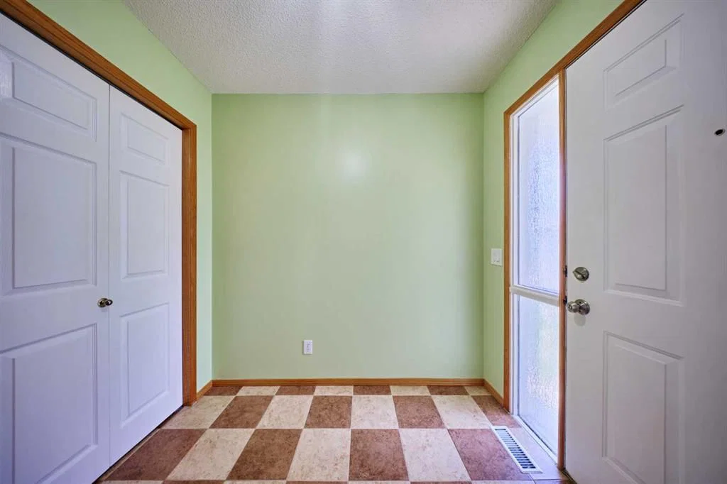 9683 Hidden Valley Drive NW, Calgary — photo 3 of 33