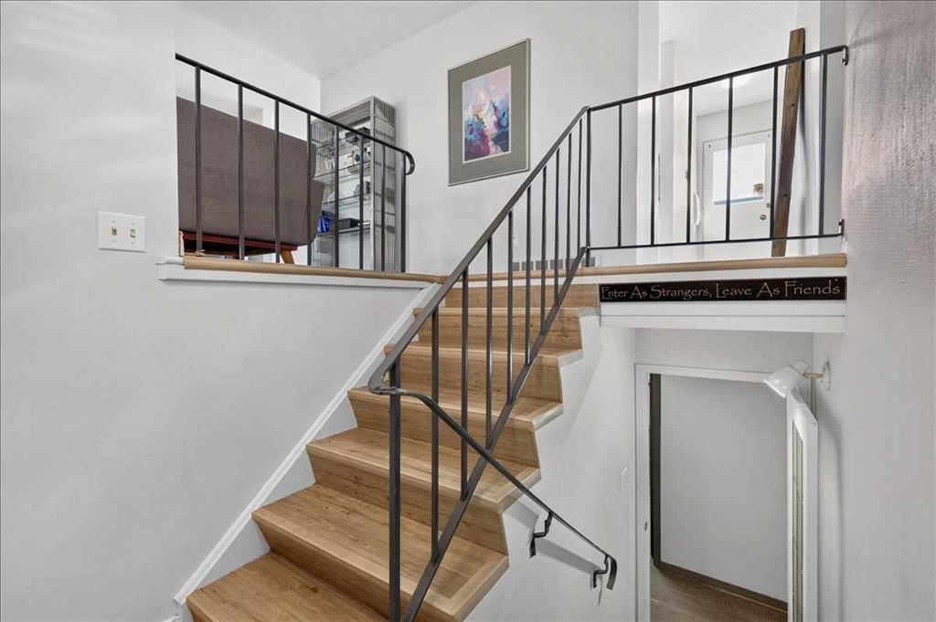 5408 Ladbrooke Drive SW, Calgary — photo 3 of 48