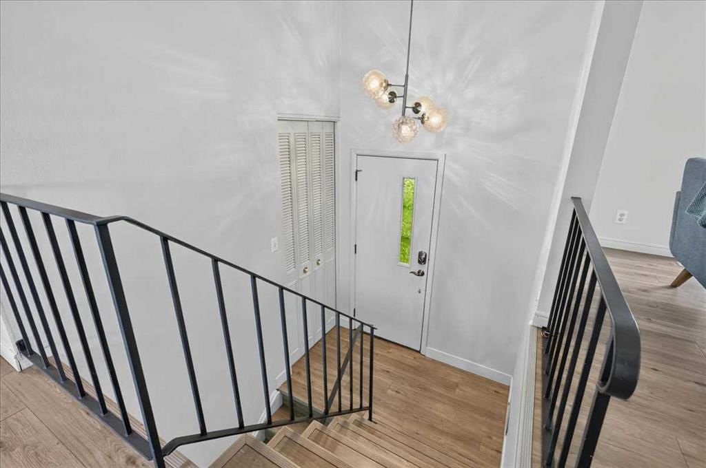 5408 Ladbrooke Drive SW, Calgary — photo 4 of 48