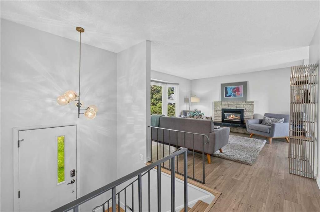 5408 Ladbrooke Drive SW, Calgary — photo 5 of 48