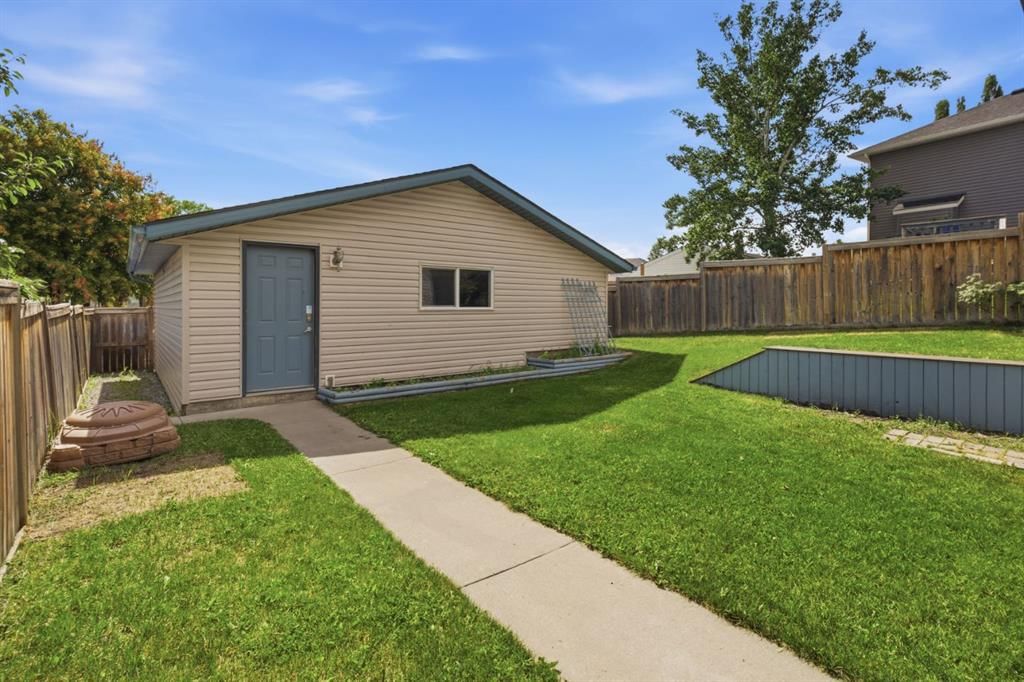 241 Somerside Close SW, Calgary — photo 3 of 50