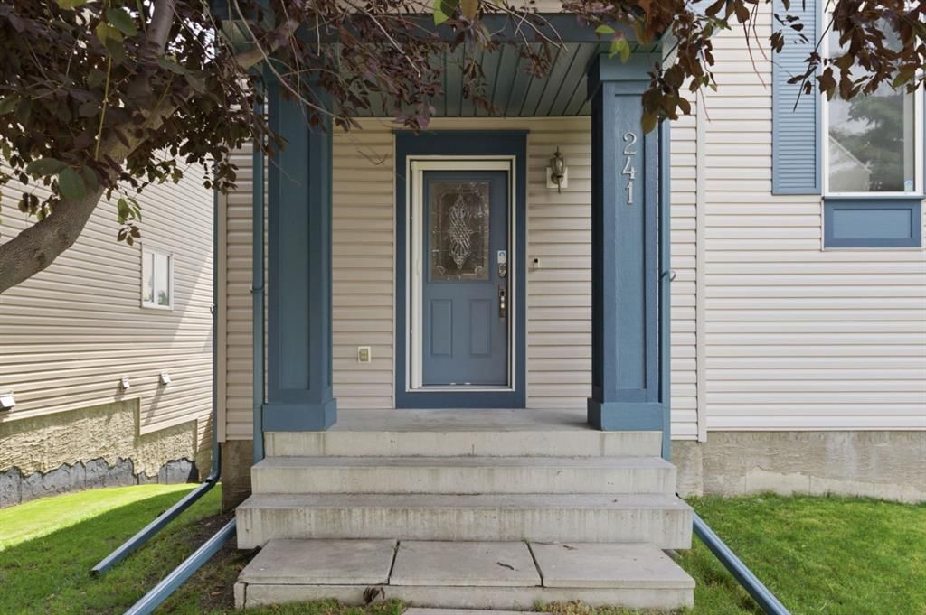 241 Somerside Close SW, Calgary — photo 5 of 50