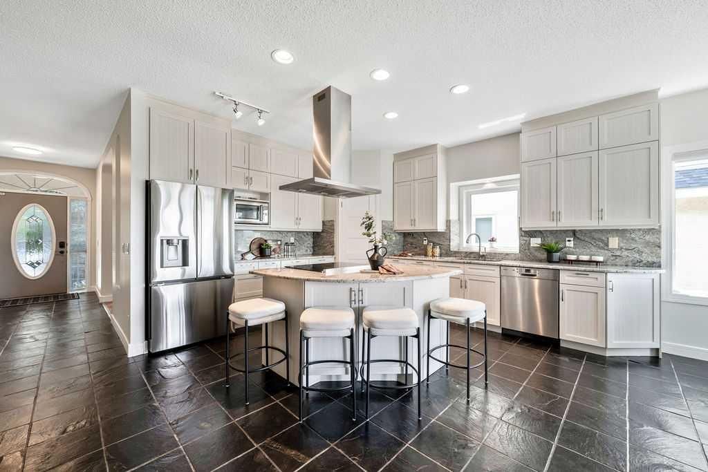 410 Mt Sparrowhawk Place SE, Calgary — photo 4 of 47