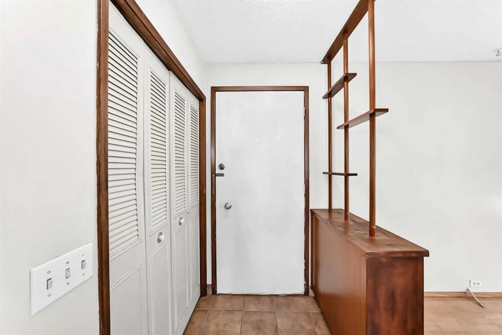 6839 Huntridge Hill NE, Calgary — photo 3 of 47