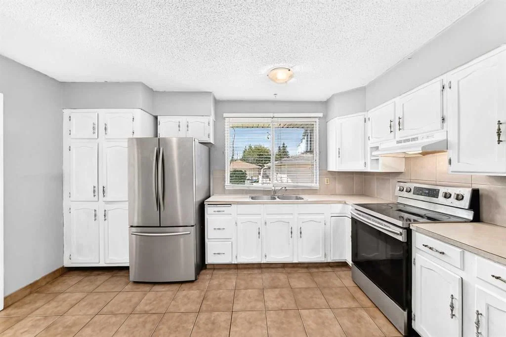 6839 Huntridge Hill NE, Calgary — photo 4 of 47