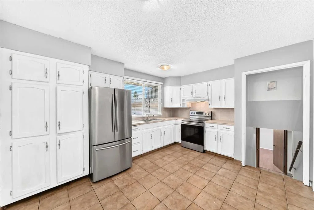 6839 Huntridge Hill NE, Calgary — photo 5 of 47