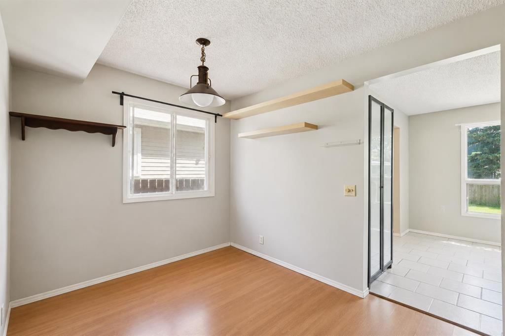 864 Queensland Drive SE, Calgary — photo 2 of 17