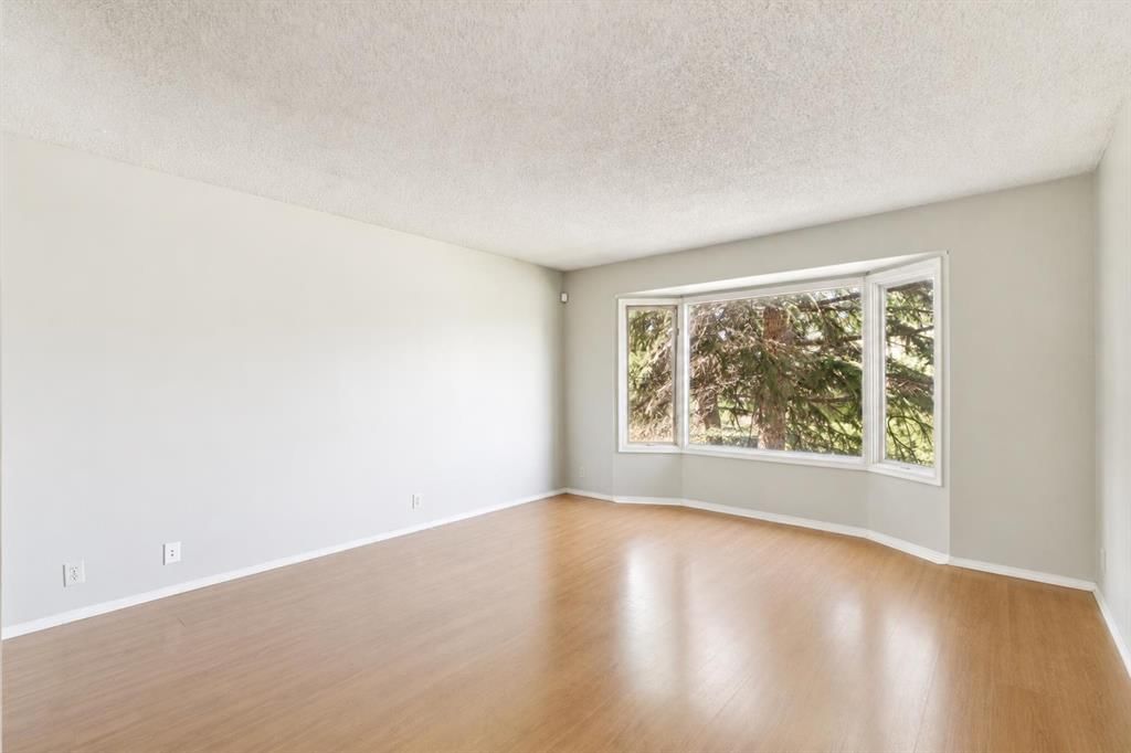 864 Queensland Drive SE, Calgary — photo 3 of 17