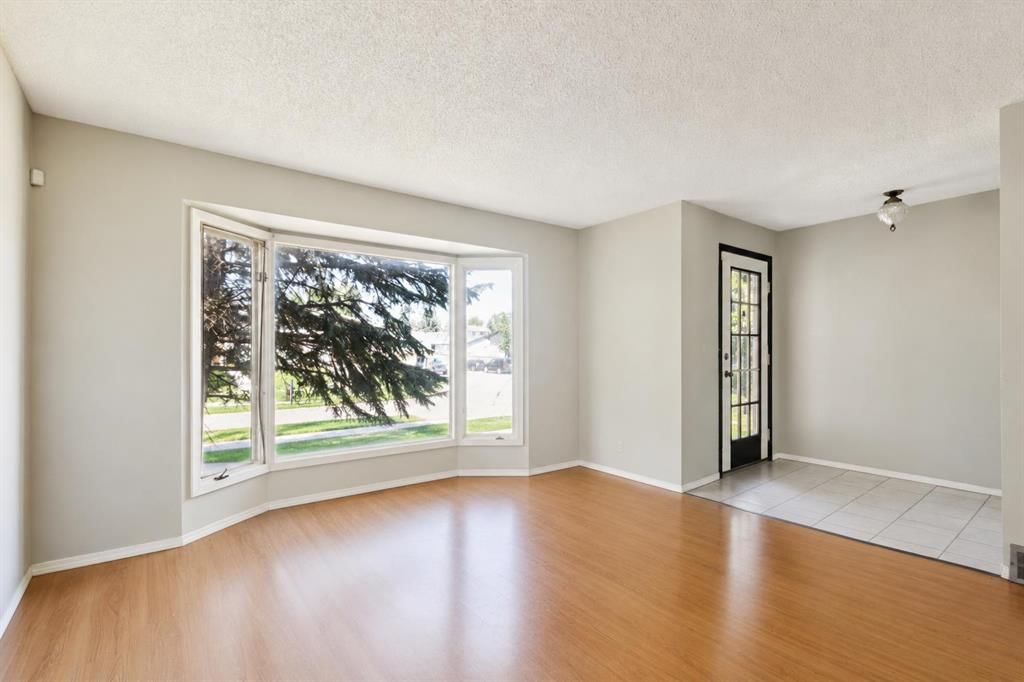 864 Queensland Drive SE, Calgary — photo 4 of 17