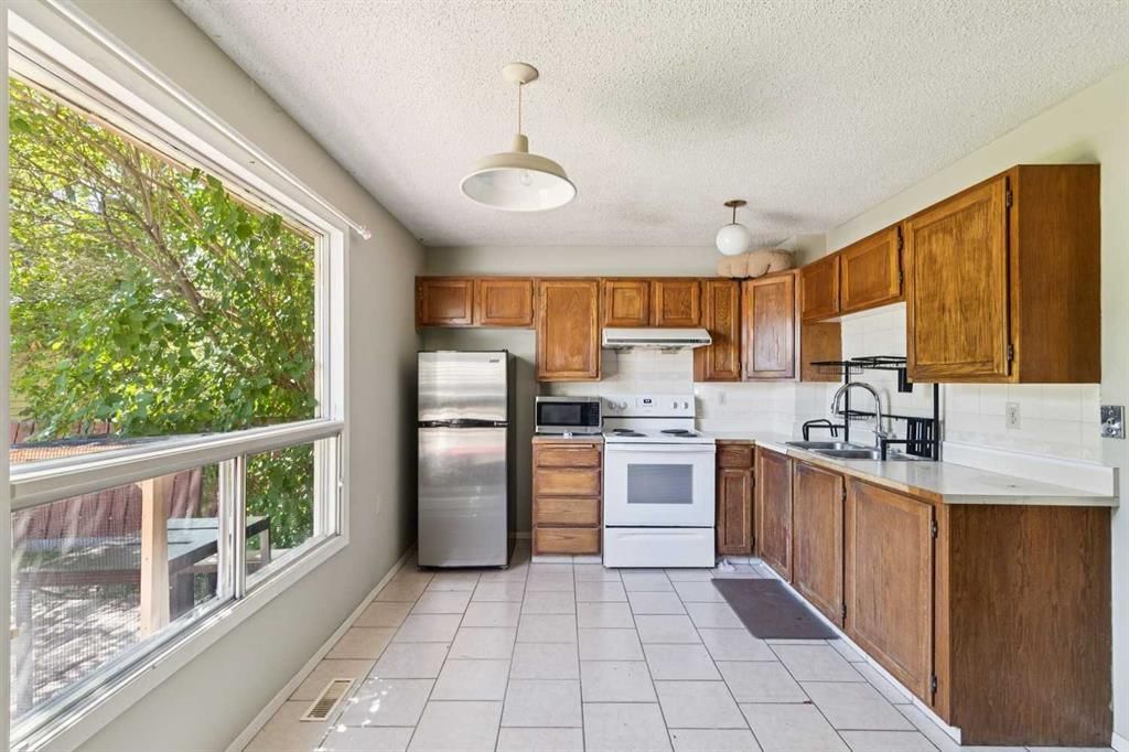864 Queensland Drive SE, Calgary — photo 5 of 17