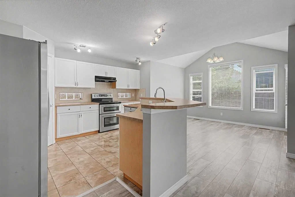 27 Bridlerange Circle SW, Calgary — photo 5 of 49