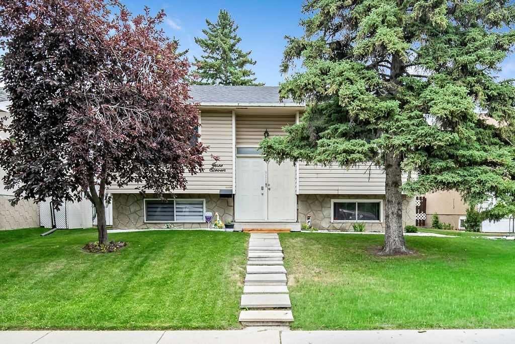 311 Penbrooke Crescent SE, Calgary — photo 2 of 45