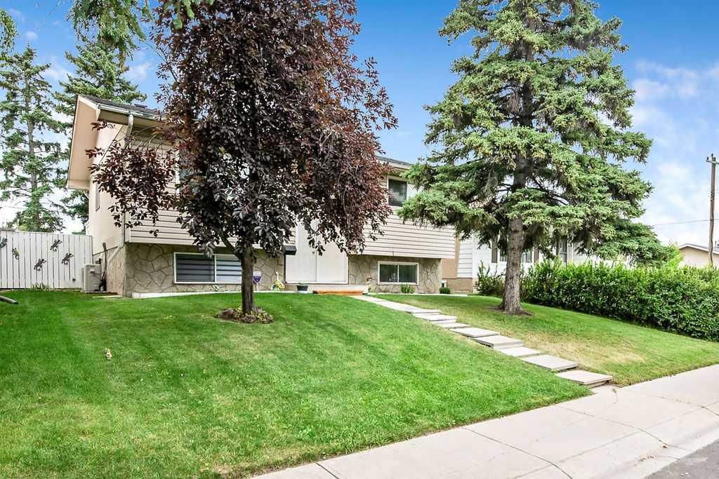 311 Penbrooke Crescent SE, Calgary — photo 4 of 45
