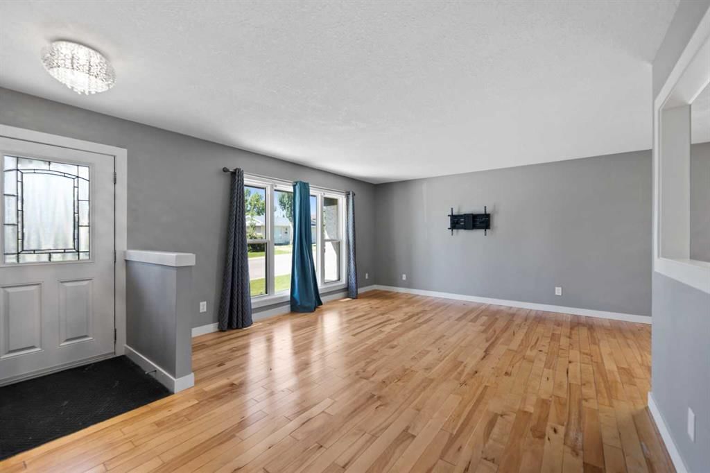 136 Maitland Drive NE, Calgary — photo 3 of 40