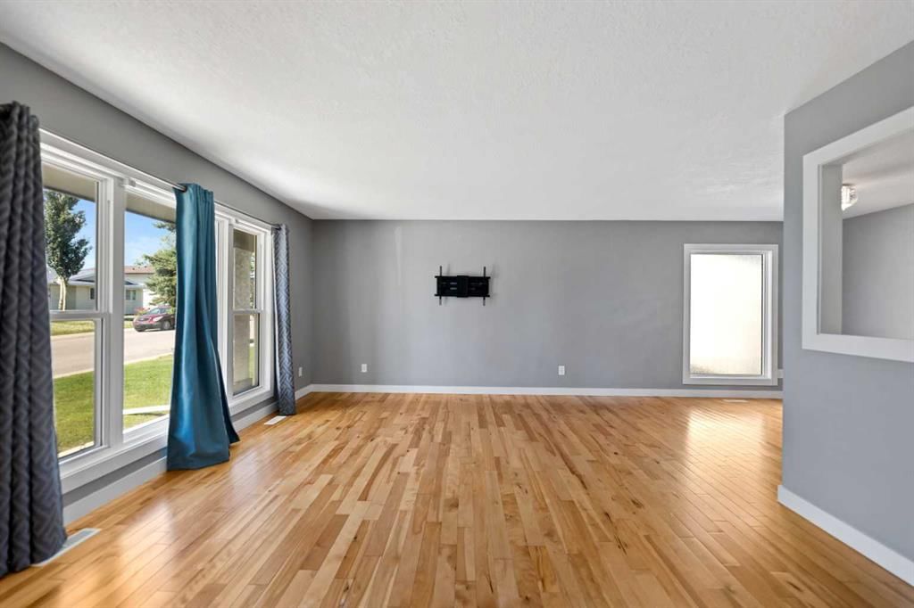 136 Maitland Drive NE, Calgary — photo 4 of 40