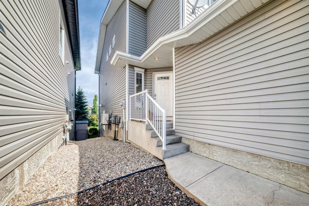 43 Rockmont Court NW, Calgary — photo 3 of 47
