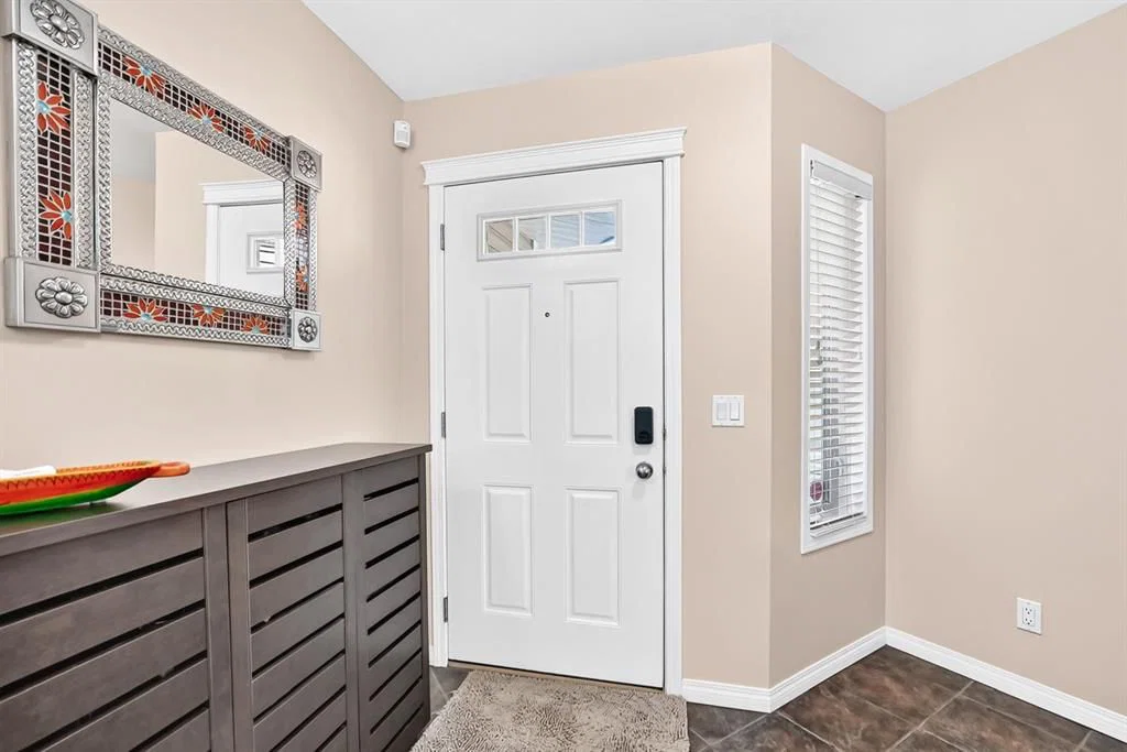 43 Rockmont Court NW, Calgary — photo 4 of 47