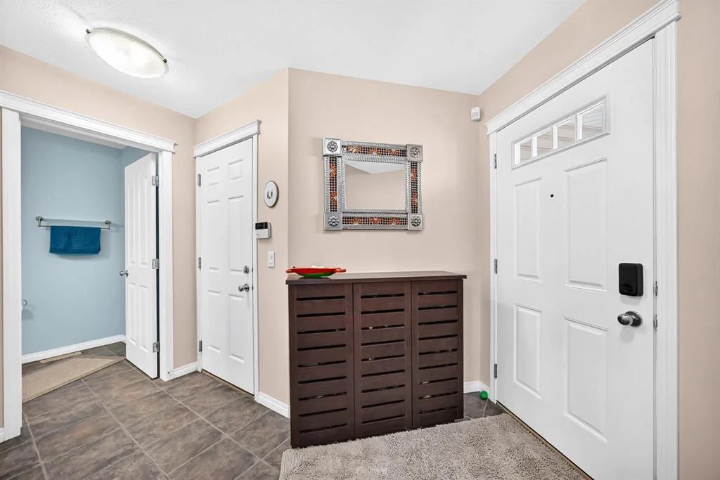 43 Rockmont Court NW, Calgary — photo 5 of 47