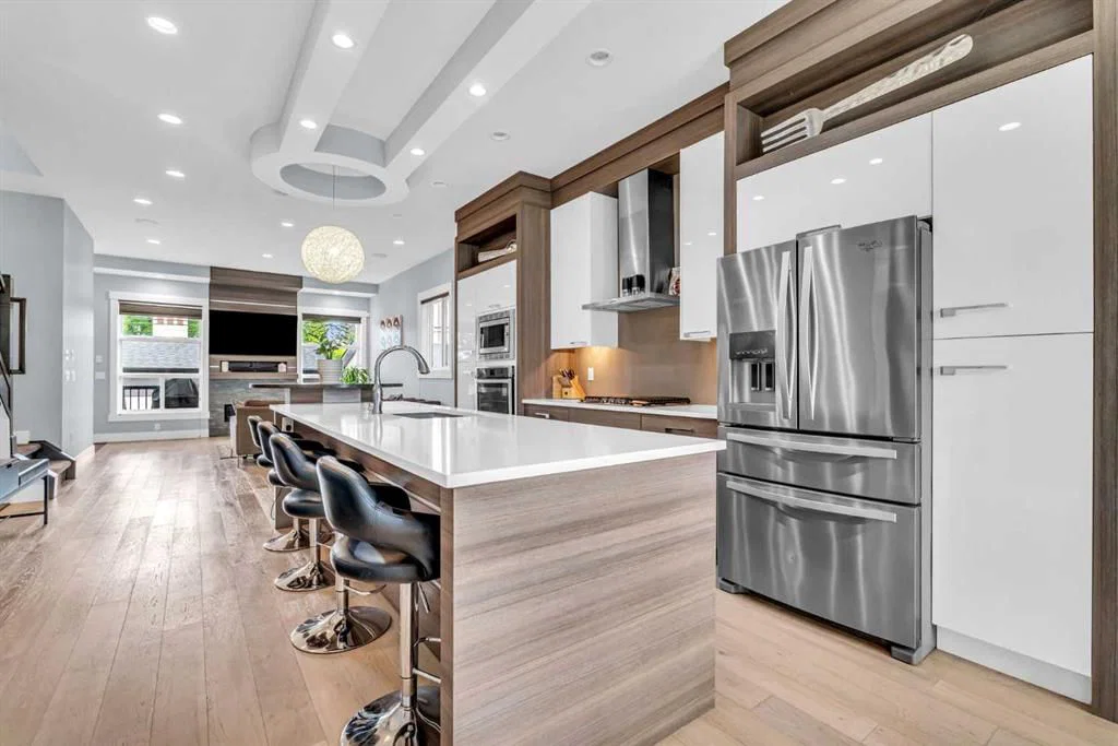 2417 25 Avenue NW, Calgary — main listing photo
