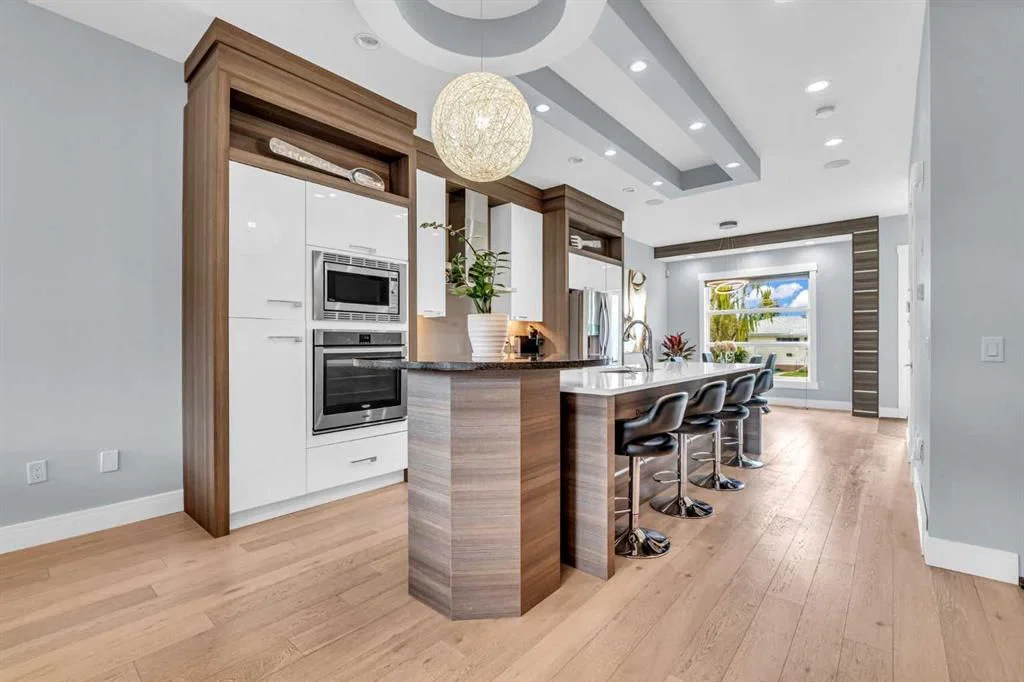 2417 25 Avenue NW, Calgary — photo 4 of 47
