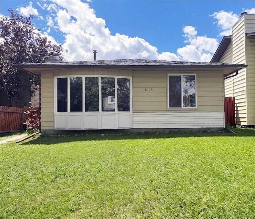 1095 Berkley Drive NW, Calgary — main listing photo