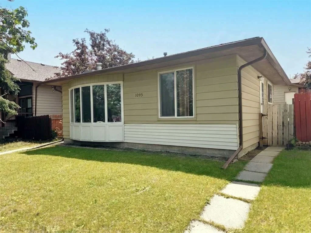 1095 Berkley Drive NW, Calgary — photo 2 of 25
