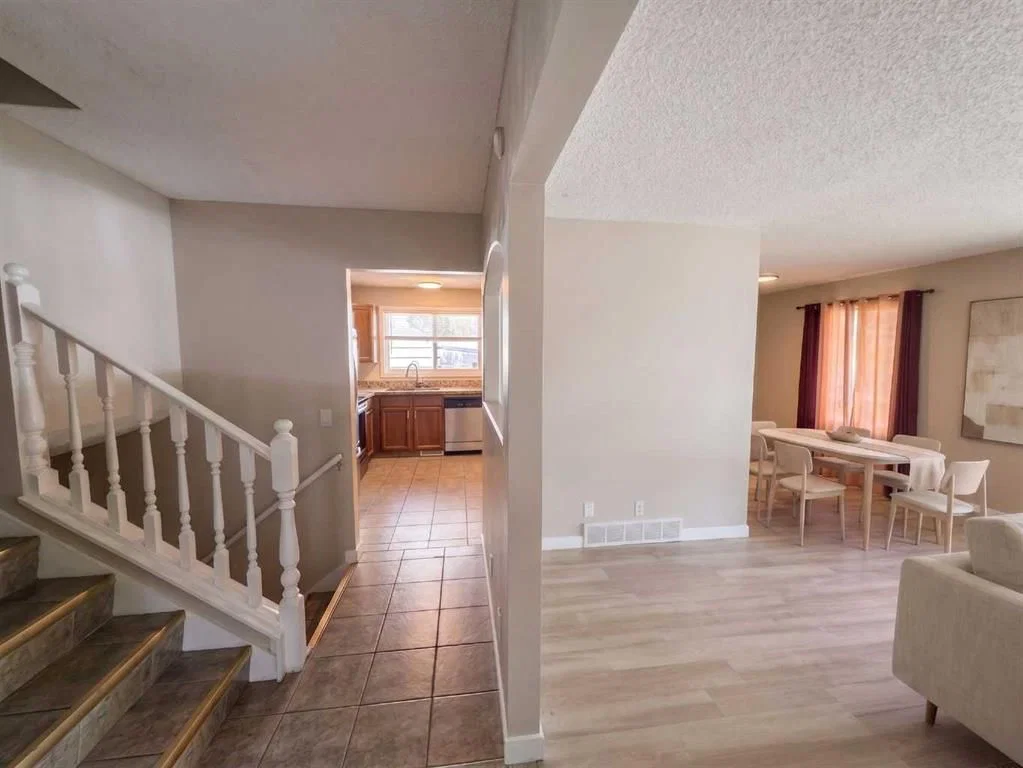 1095 Berkley Drive NW, Calgary — photo 3 of 25