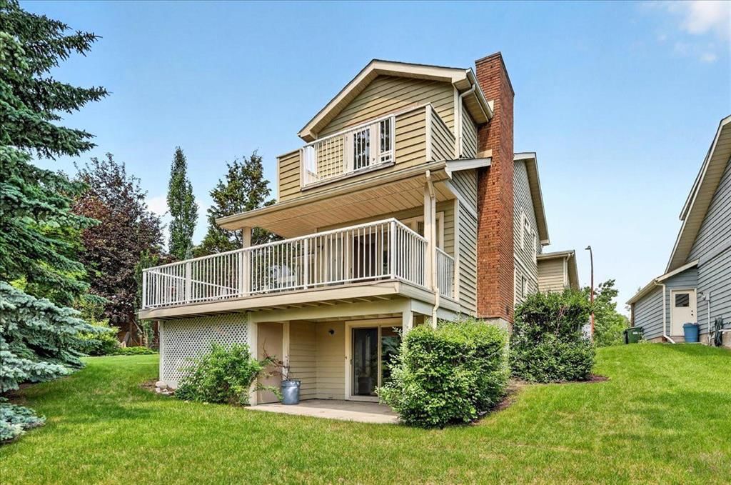 212 Stravanan Bay SW, Calgary — photo 3 of 50