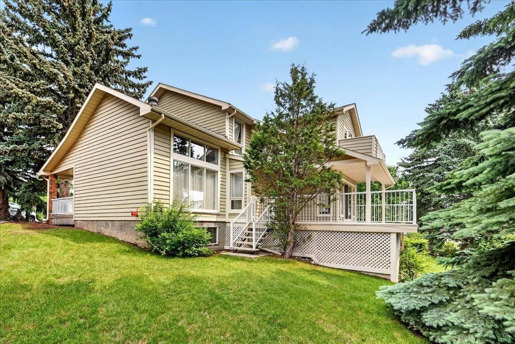 212 Stravanan Bay SW, Calgary — photo 4 of 50