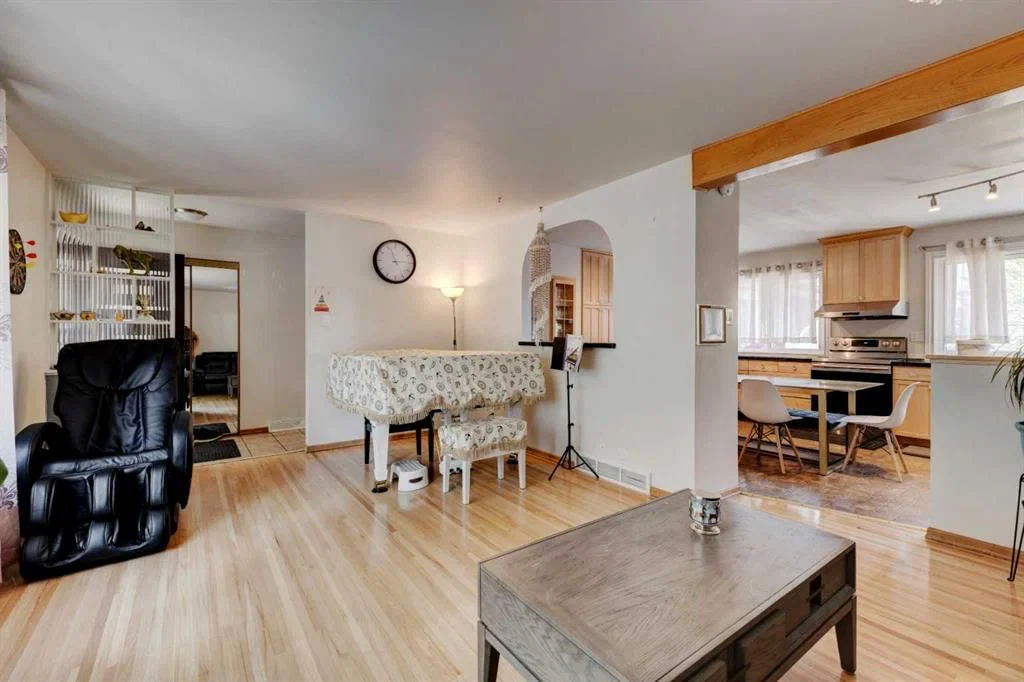 212 Hendon Drive NW, Calgary — photo 2 of 32