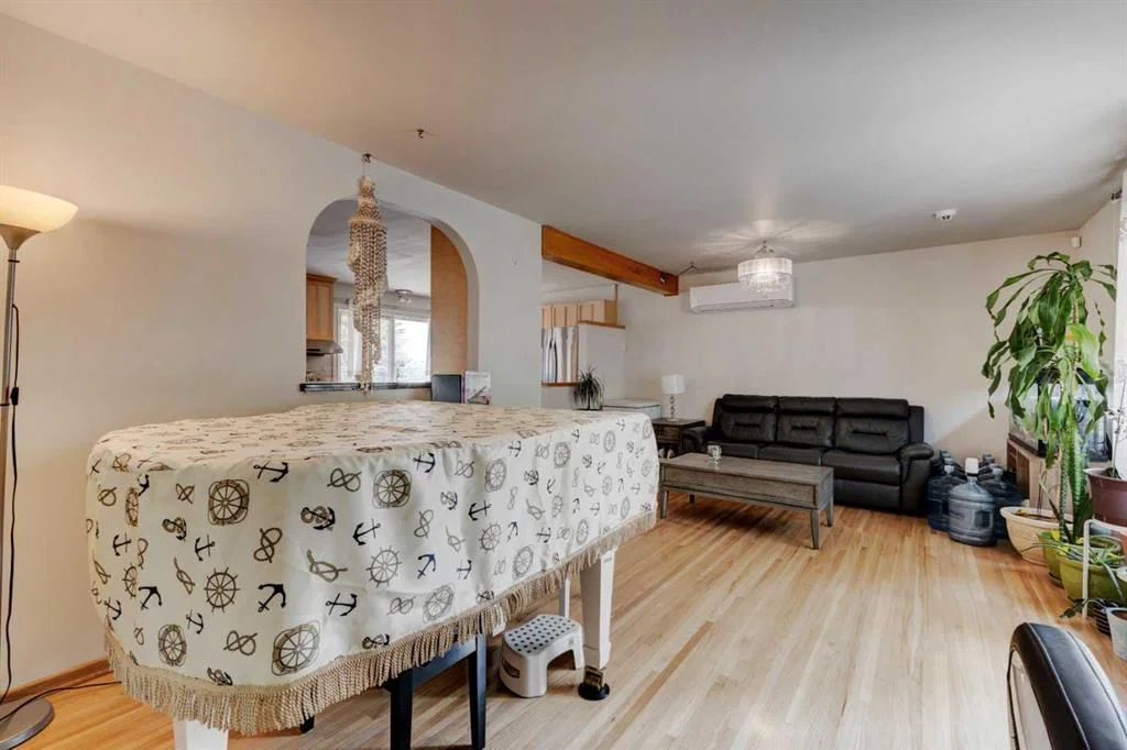 212 Hendon Drive NW, Calgary — photo 3 of 32