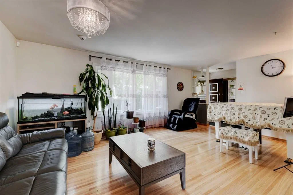 212 Hendon Drive NW, Calgary — photo 4 of 32