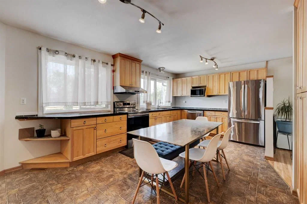 212 Hendon Drive NW, Calgary — photo 5 of 32