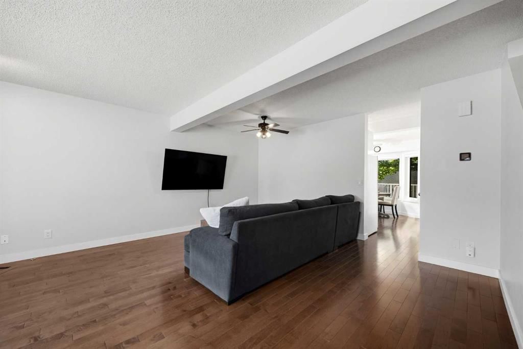 292 Cedarwood Park SW, Calgary — photo 4 of 25