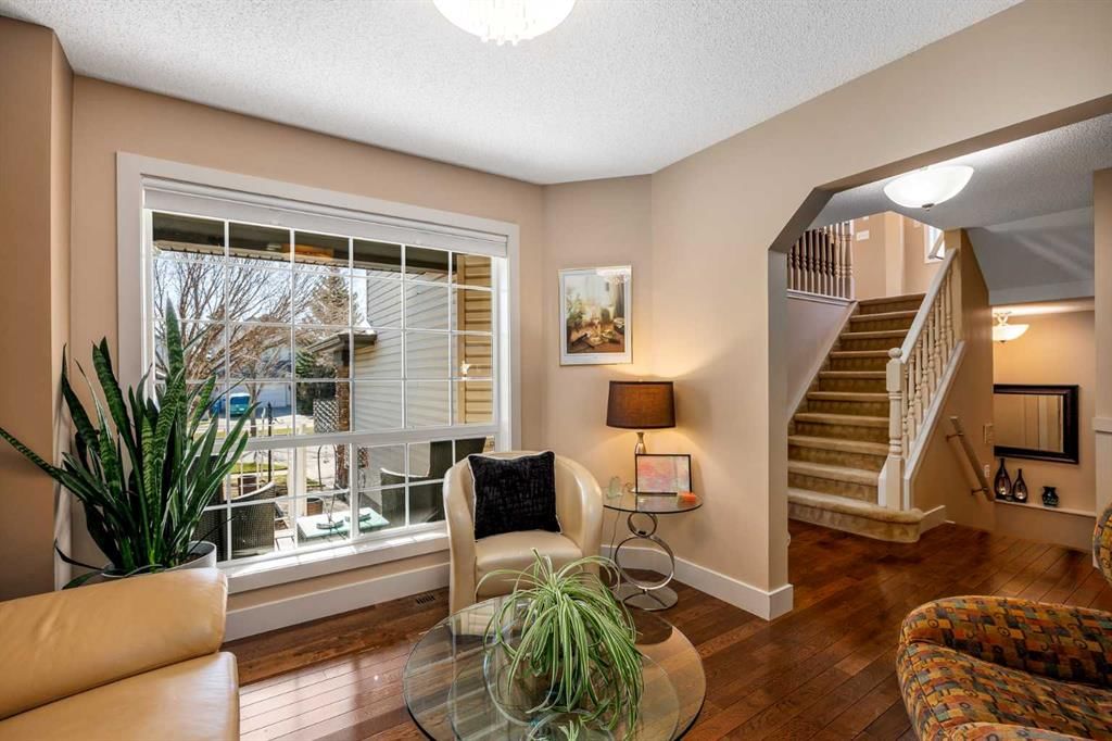 15 Valley Brook Circle NW, Calgary — photo 3 of 35