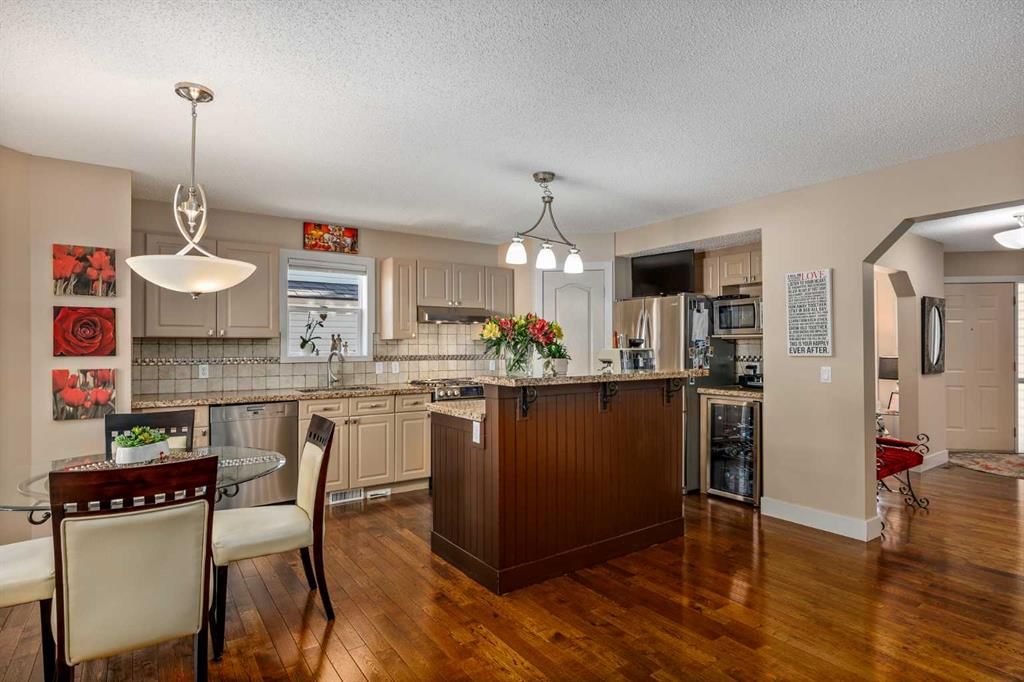 15 Valley Brook Circle NW, Calgary — photo 4 of 35