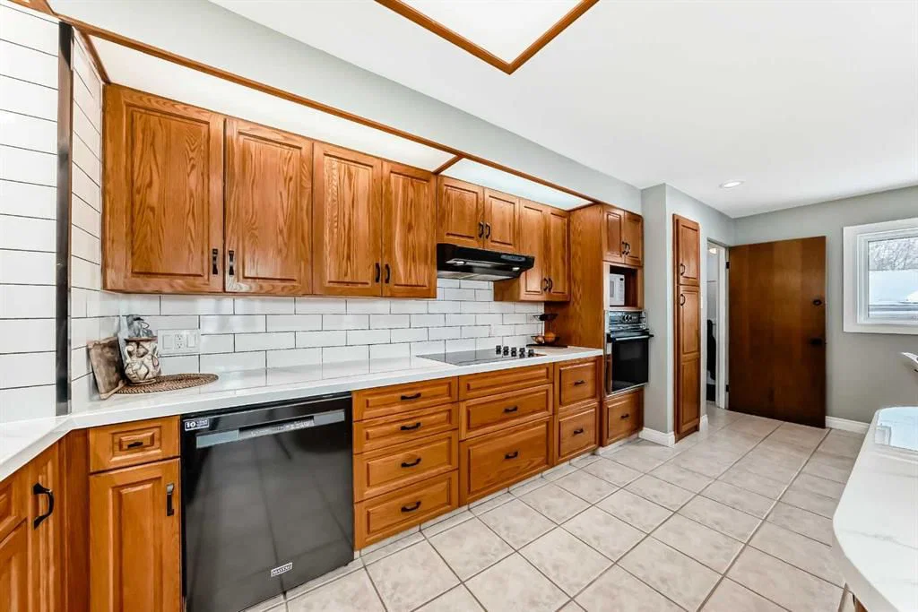 8043 Elbow Drive SW, Calgary — photo 4 of 50